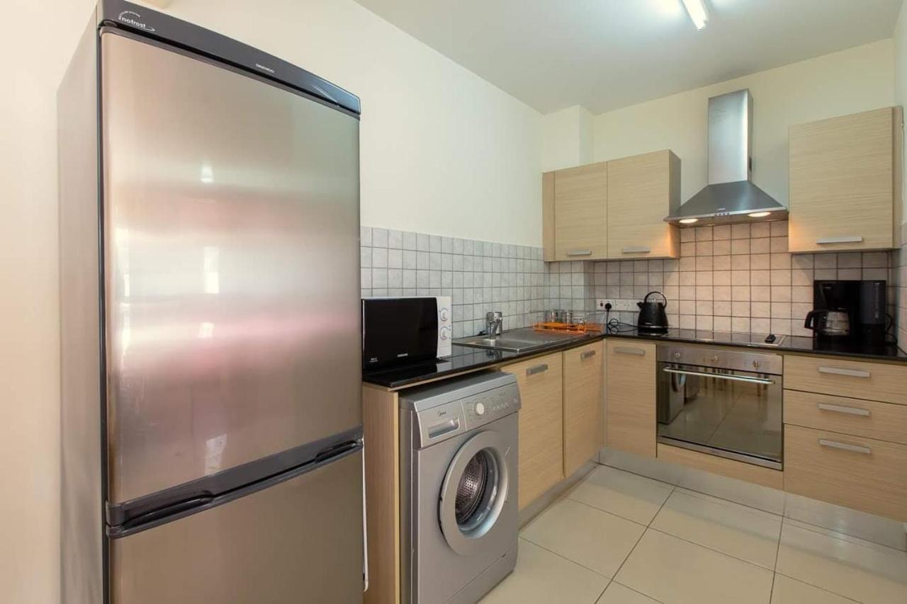 Lovely Bedroom In Shared Apartment Oroklini Bagian luar foto