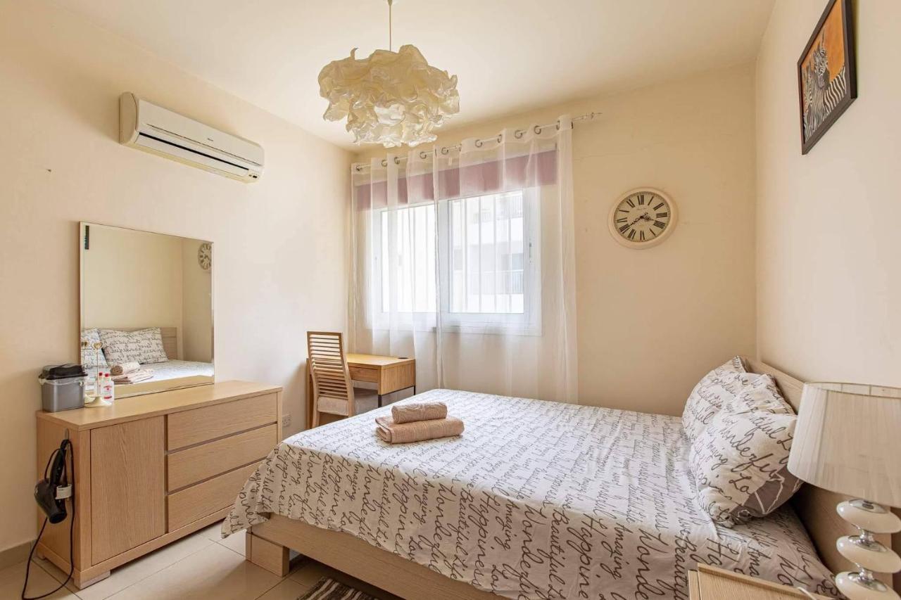 Lovely Bedroom In Shared Apartment Oroklini Bagian luar foto