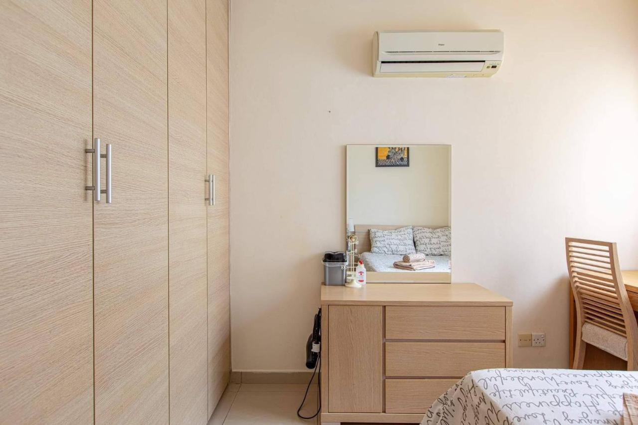 Lovely Bedroom In Shared Apartment Oroklini Bagian luar foto