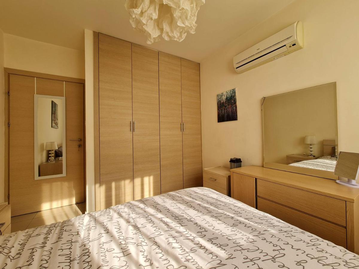 Lovely Bedroom In Shared Apartment Oroklini Bagian luar foto