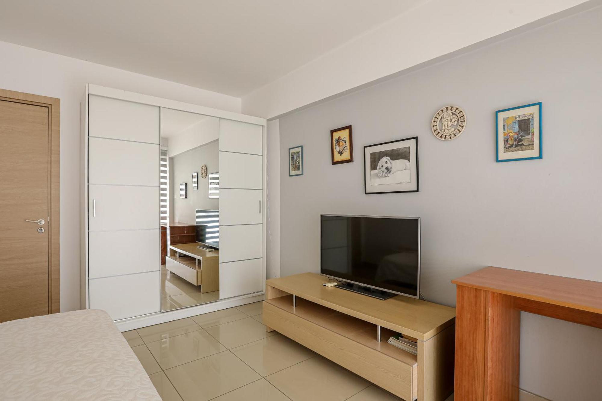 Lovely Bedroom In Shared Apartment Oroklini Bagian luar foto