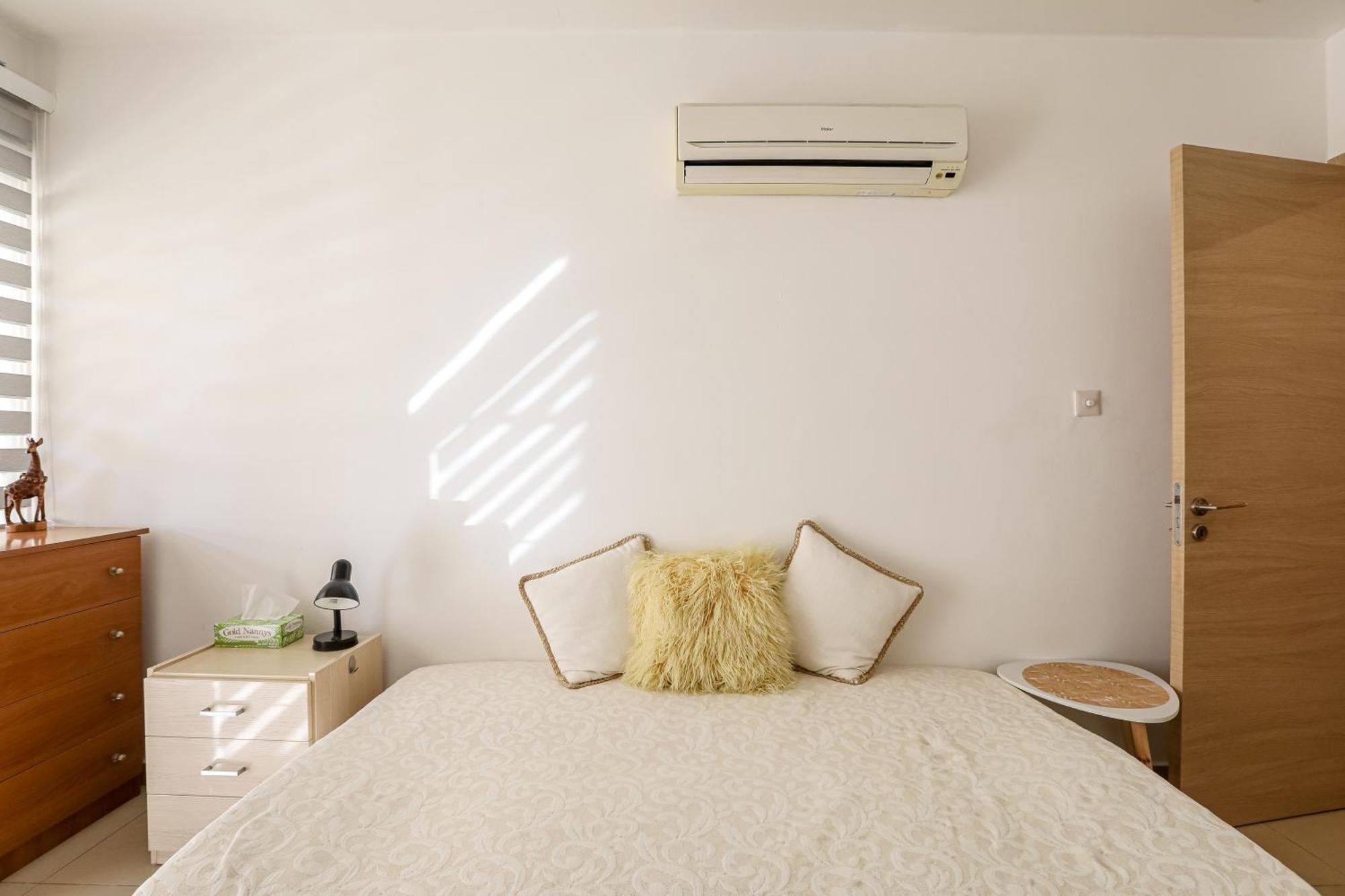 Lovely Bedroom In Shared Apartment Oroklini Bagian luar foto