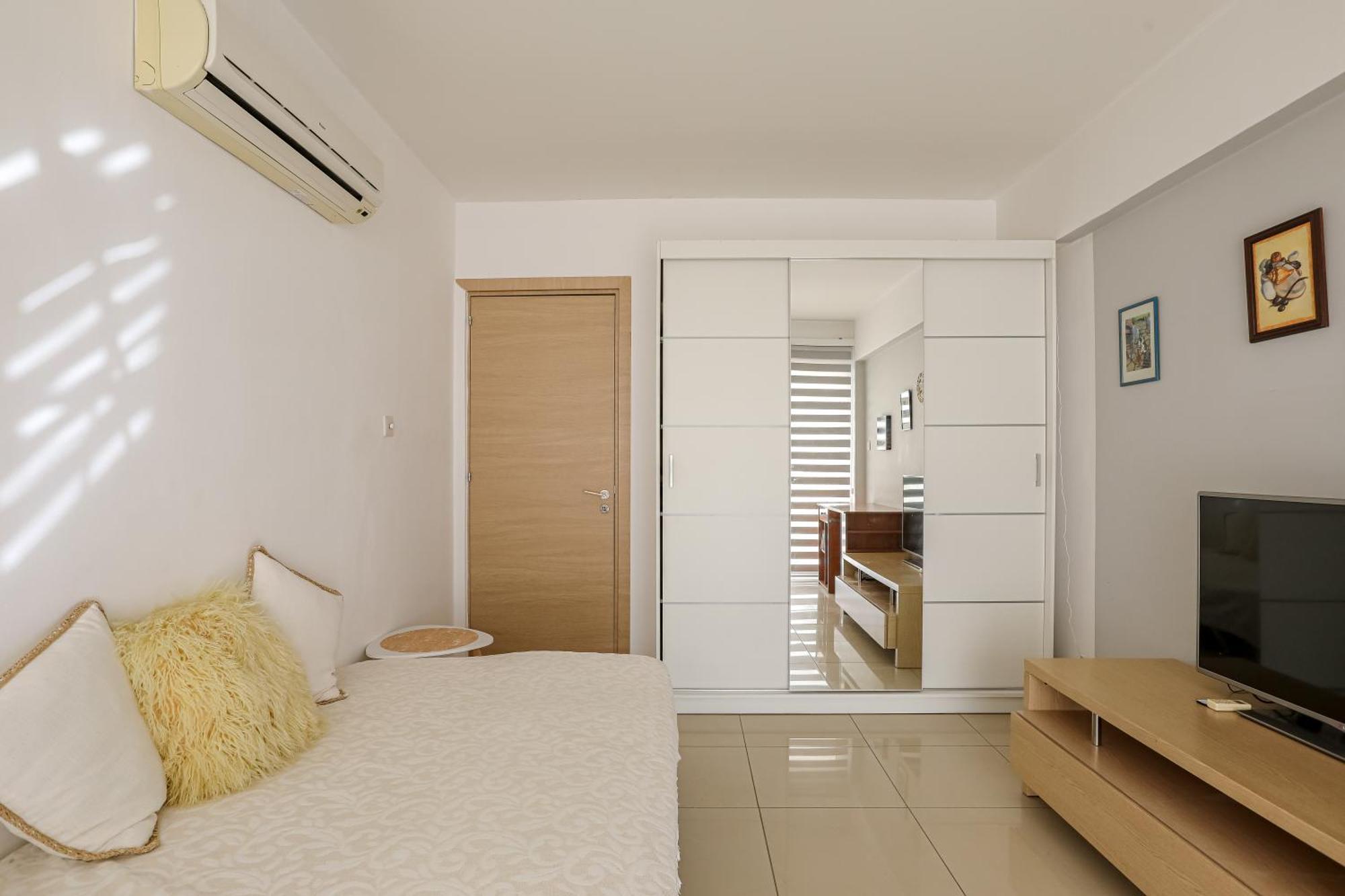 Lovely Bedroom In Shared Apartment Oroklini Bagian luar foto