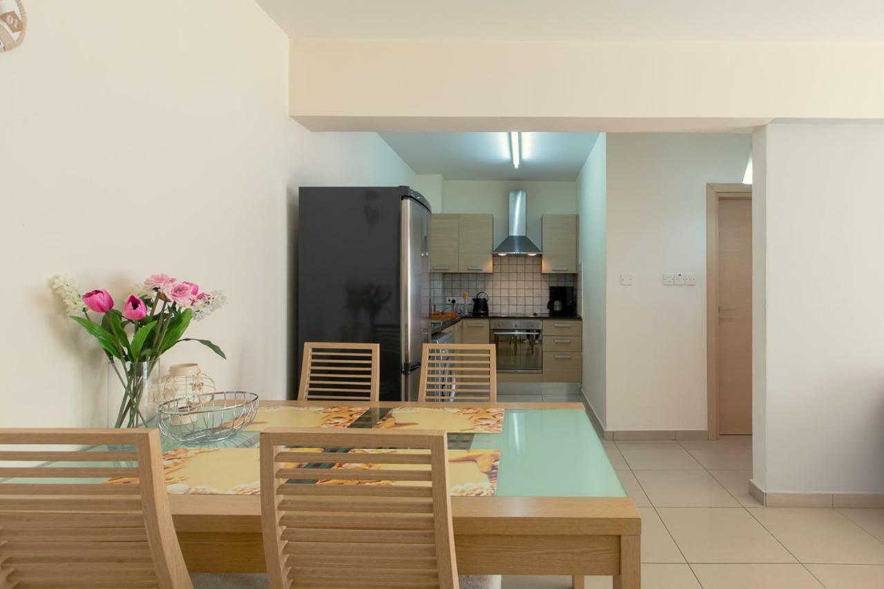 Lovely Bedroom In Shared Apartment Oroklini Bagian luar foto